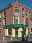820419 Gezicht op het hoekpand Bilderdijkstraat 49 (Bakkerij Neplenbroek) te Utrecht; links de Van Limburg ...
